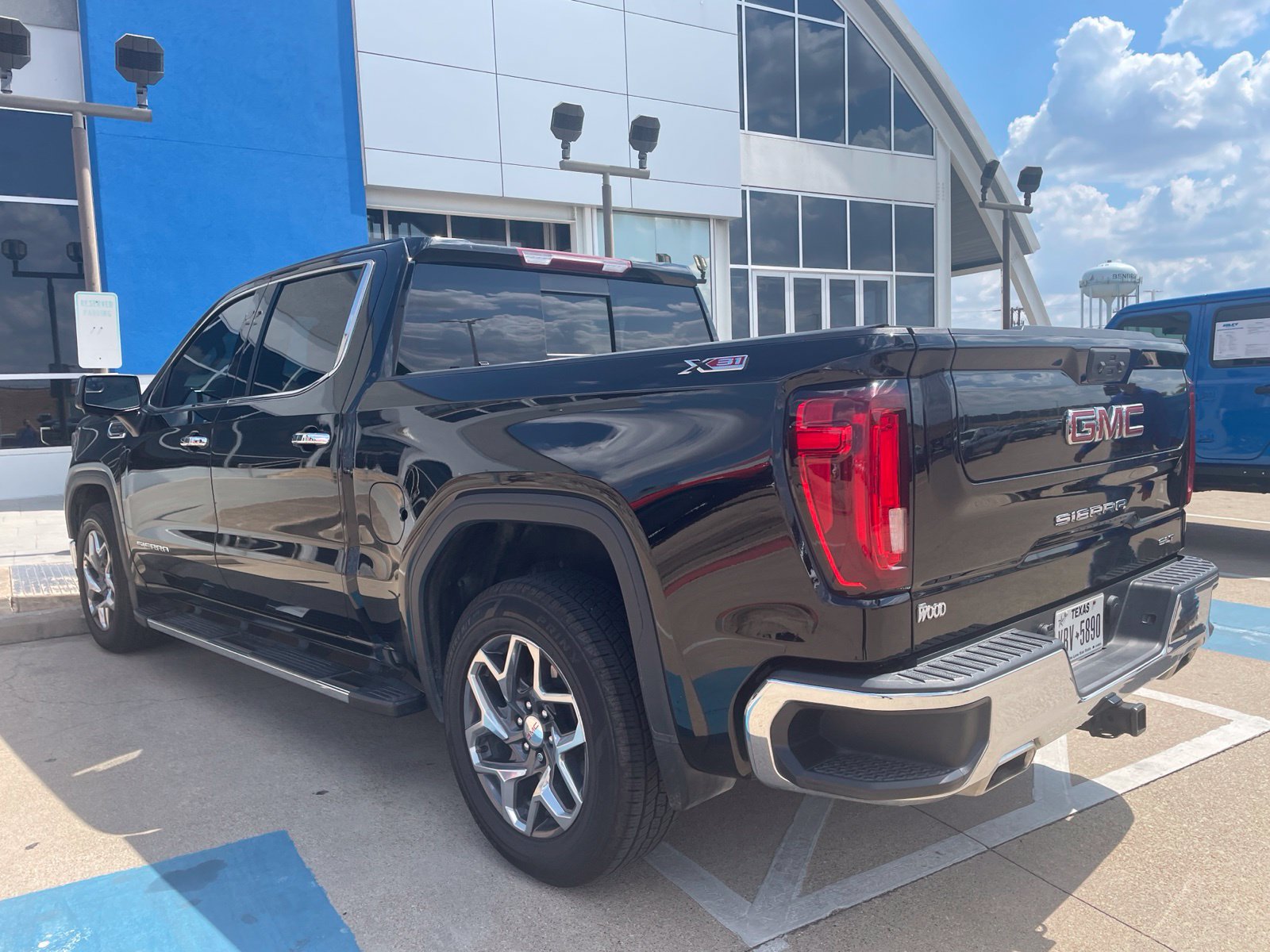 Used 2023 GMC Sierra 1500 SLT w/ SLT Premium Package AWD/4WD image 38