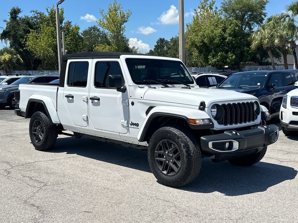 Used 2024 Jeep Gladiator Sport AWD/4WD image 2