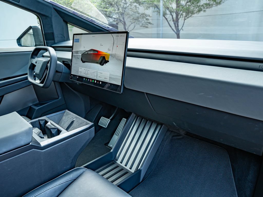 Used 2024 Tesla Cybertruck AWD Crew Cab image 35