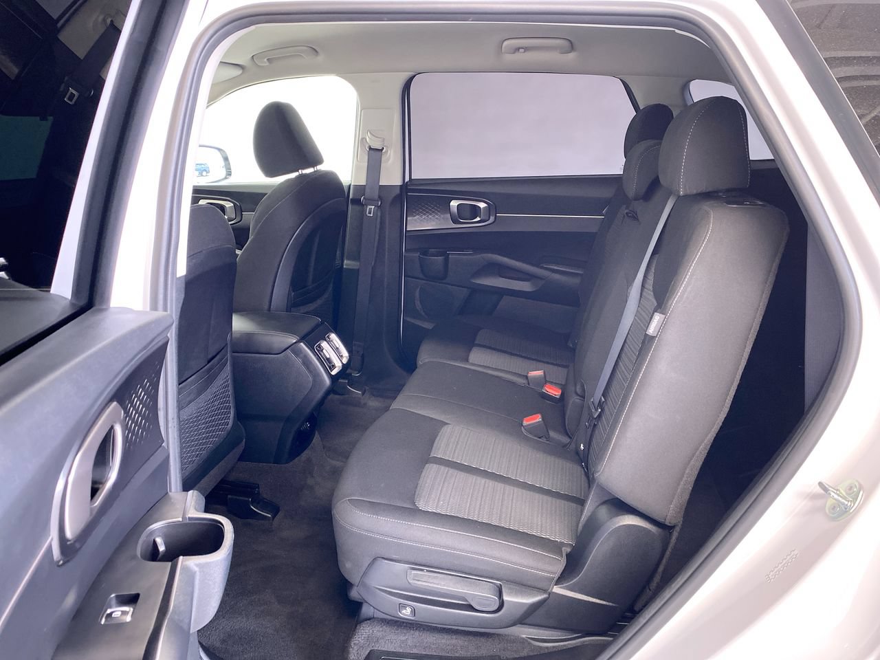 Certified 2025 Kia Sorento LX FWD image 32