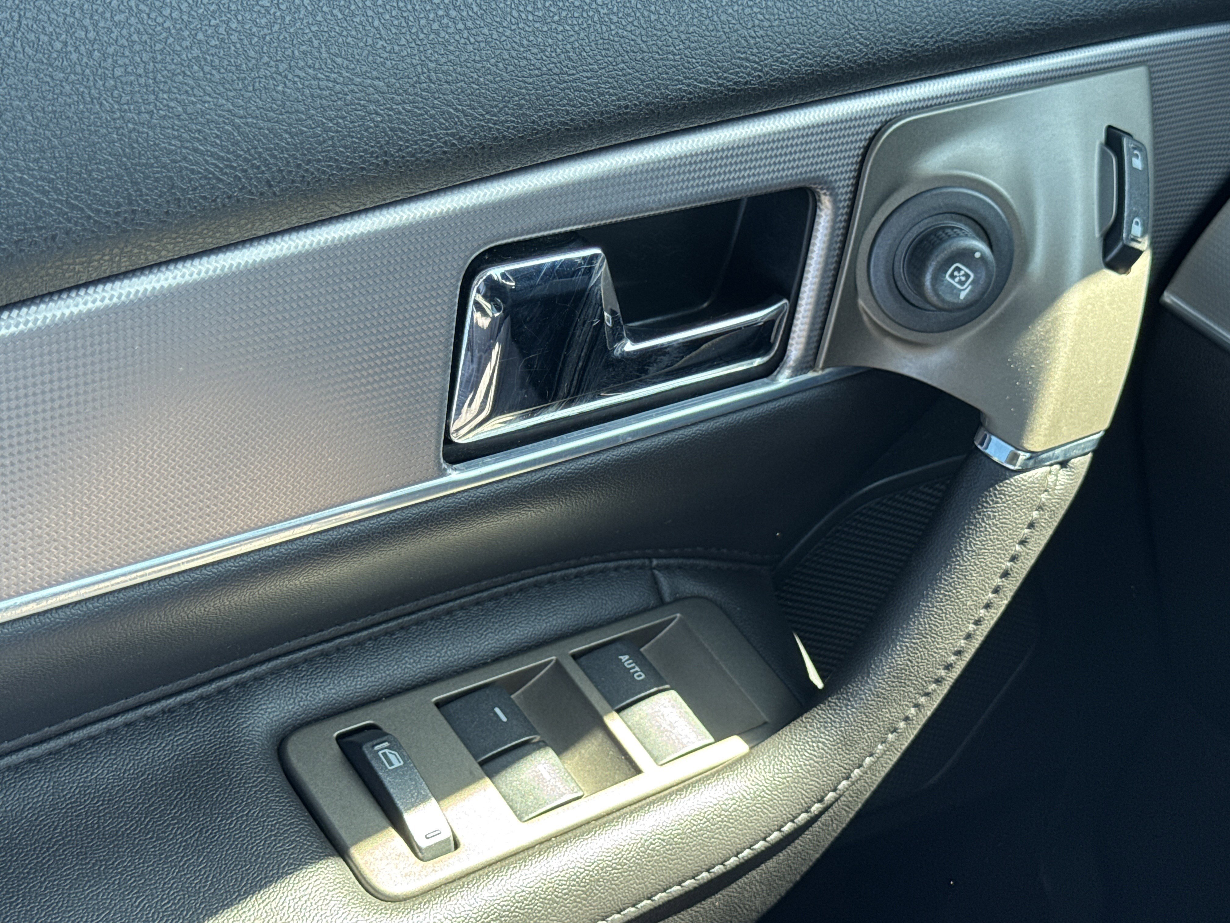 Used 2014 Lincoln MKX FWD w/ Equipment Group 101A image 21