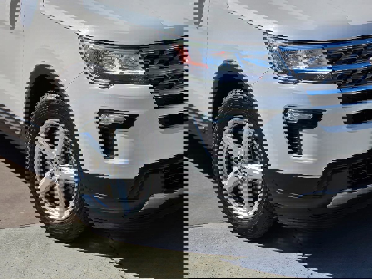 Used 2018 Ford Explorer XLT w/ Equipment Group 201A image 5