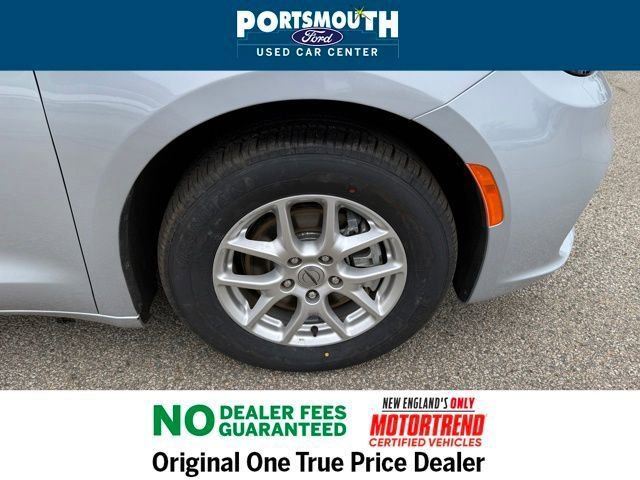 Used 2024 Chrysler Pacifica Touring-L image 34