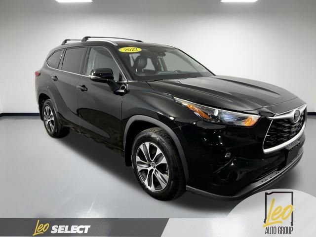 Used 2022 Toyota Highlander XLE image 4