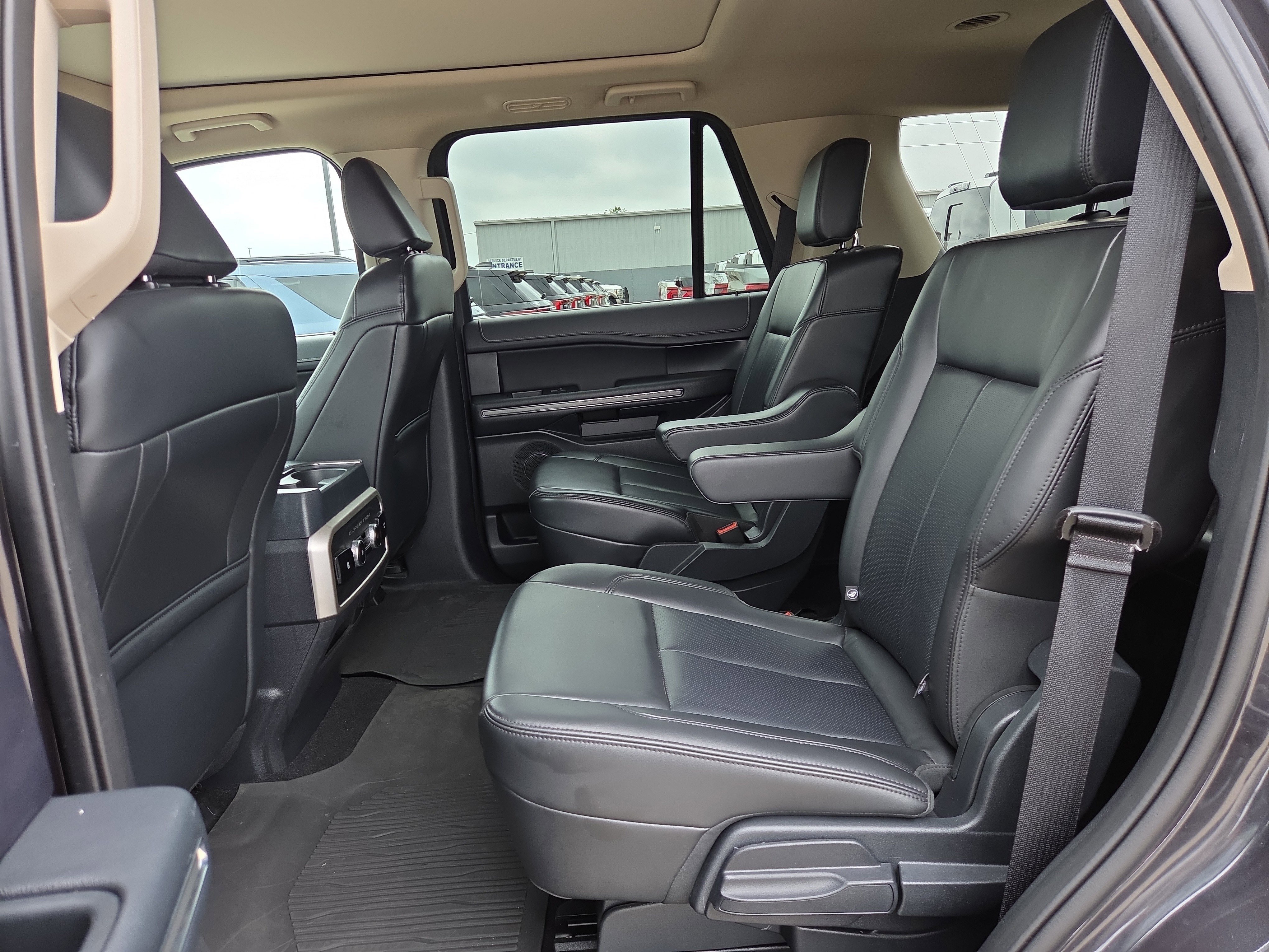 Used 2024 Ford Expedition XLT RWD image 11