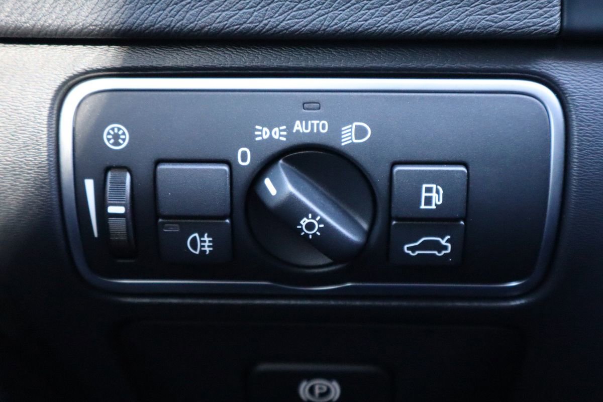 Used 2015 Volvo V60 T5 Platinum image 29