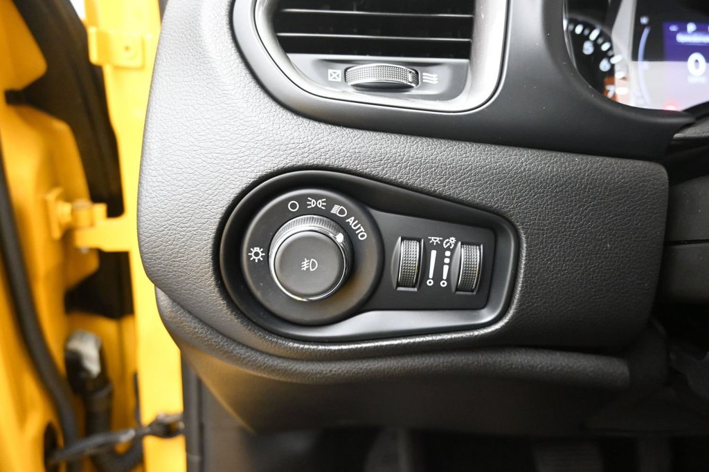 Used 2023 Jeep Renegade Latitude w/ Premium Group AWD/4WD image 34