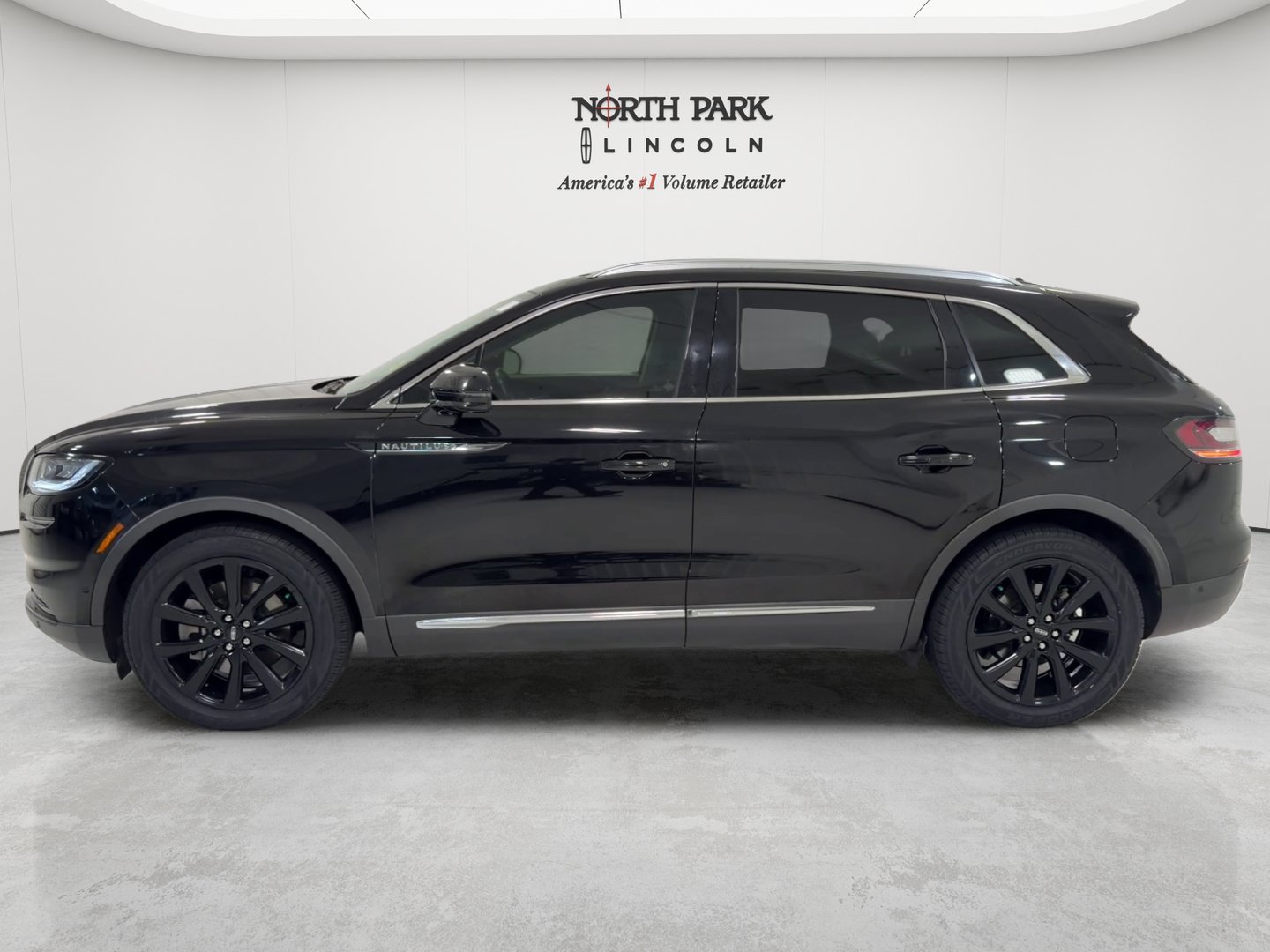 Used 2022 Lincoln Nautilus Reserve w/ Equipment Group 201A FWD image 2