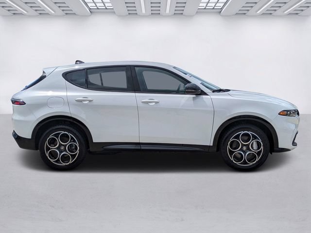 Used 2025 Alfa Romeo Tonale w/ Premium Package AWD/4WD image 3