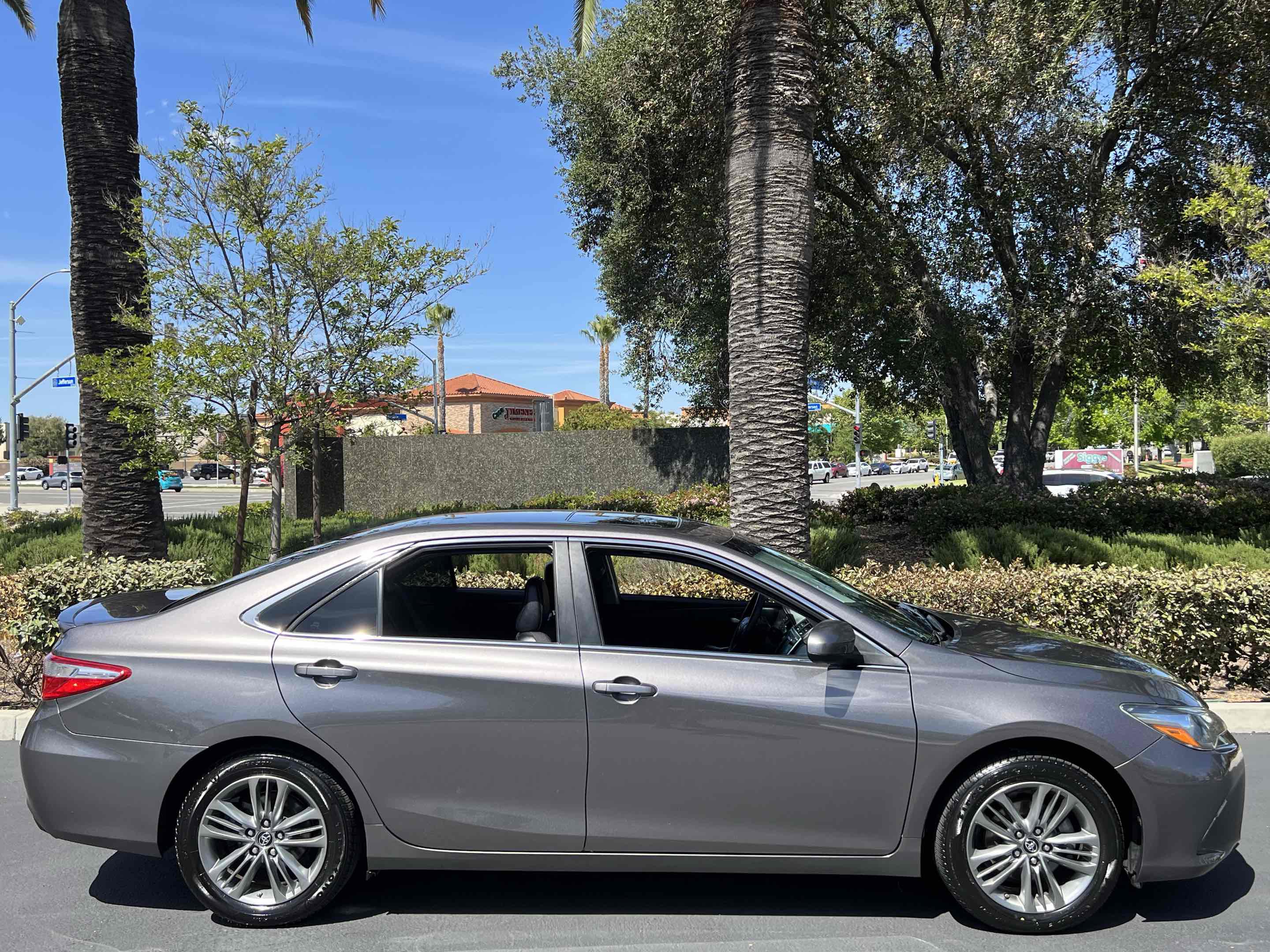 Used 2017 Toyota Camry SE w/ Moonroof Package FWD image 16