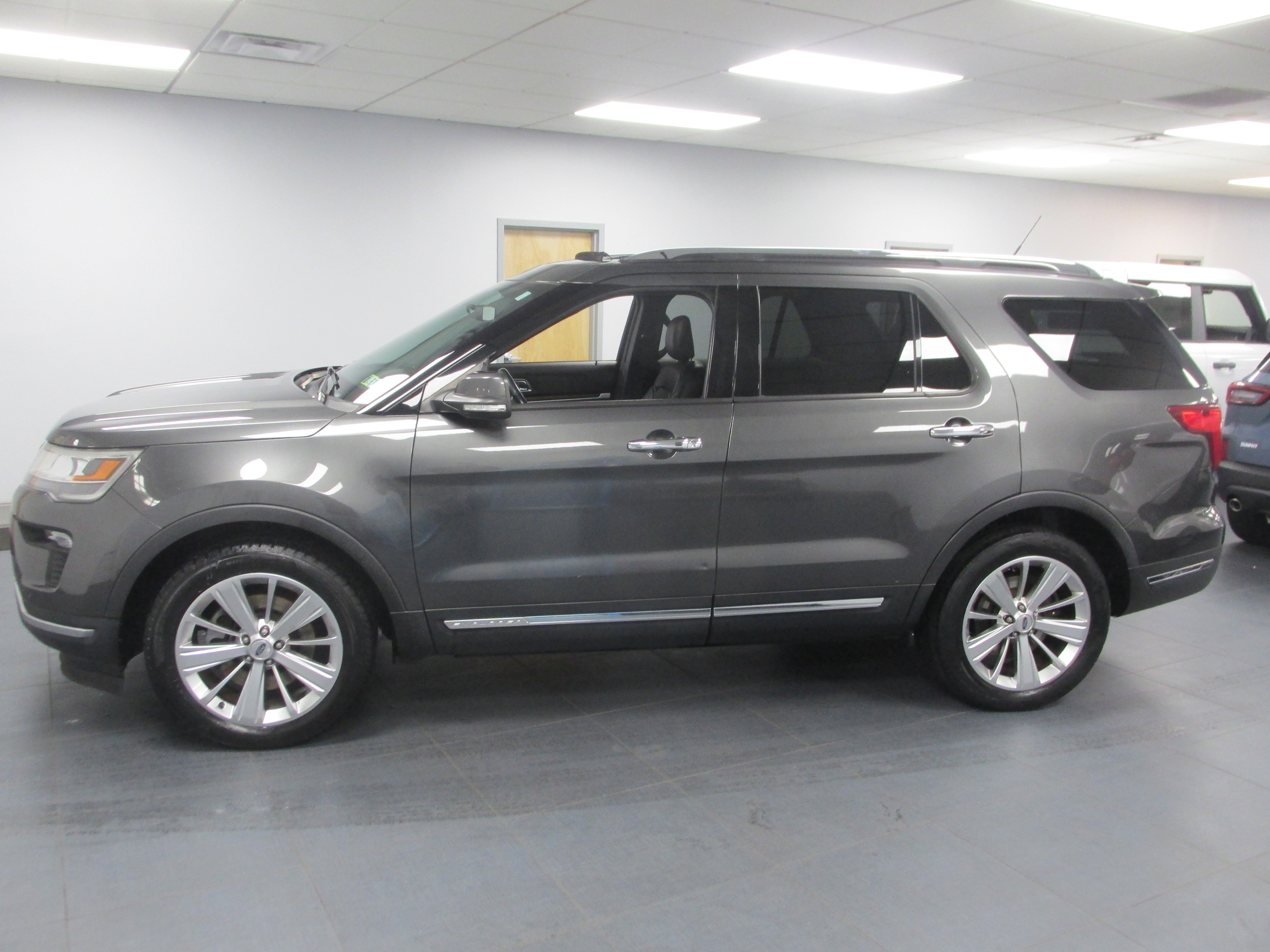 Certified 2019 Ford Explorer Limited w/ Class III Trailer Tow Package image 8