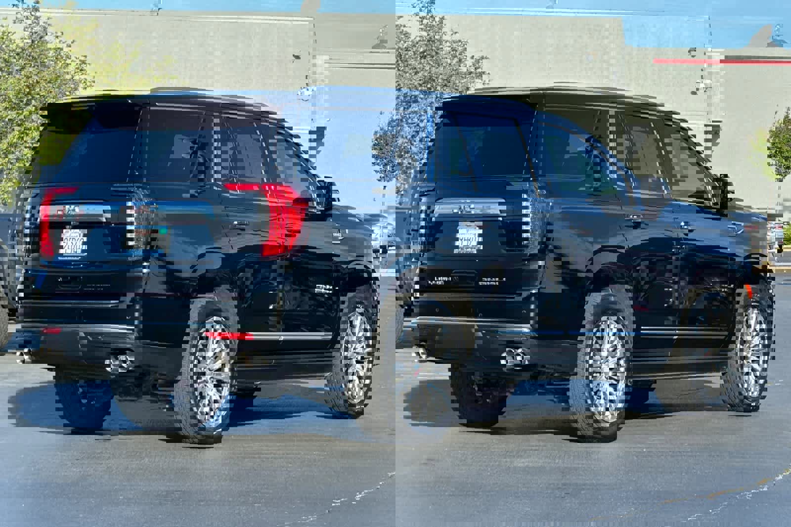 Used 2021 GMC Yukon Denali w/ Denali Premium Package image 2