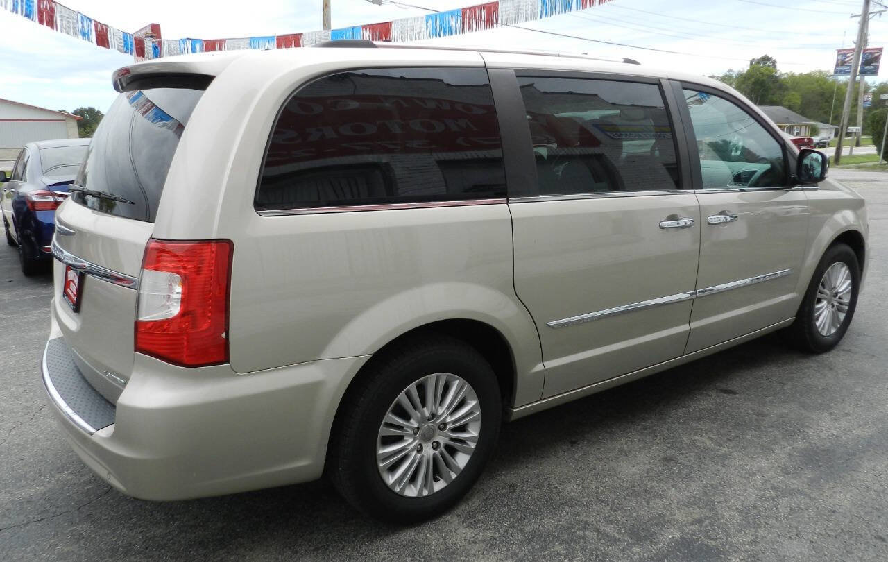 Used 2014 Chrysler Town & Country Limited w/ Luxury Group image 6