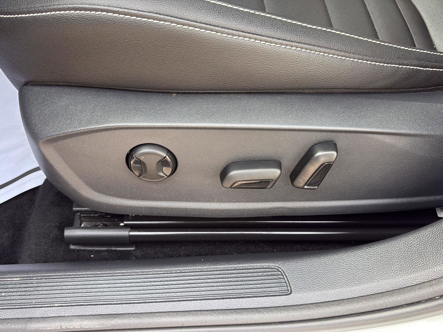 Used 2024 Volkswagen Jetta SE w/ Panoramic Sunroof Package image 12