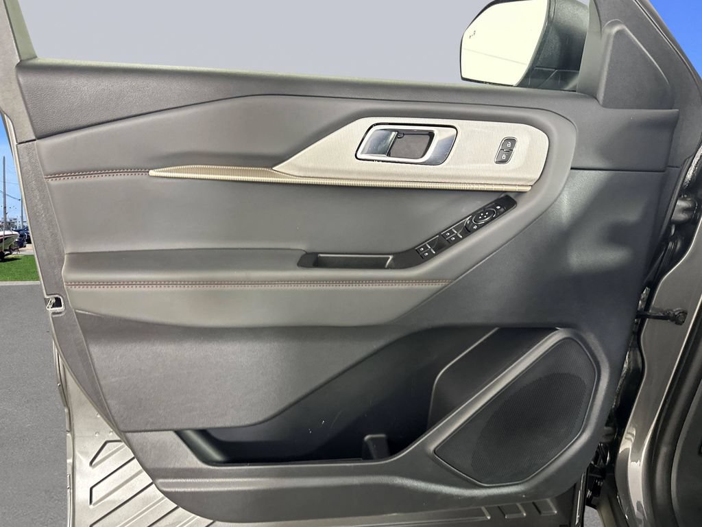 Used 2025 Ford Explorer Active w/ Active Comfort Package RWD image 16