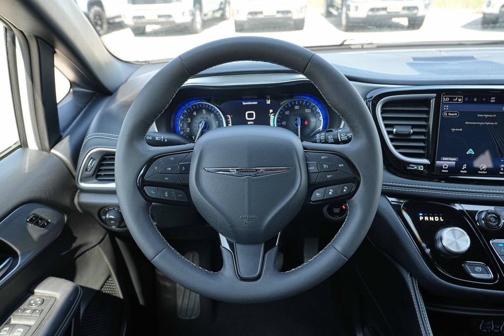 Used 2025 Chrysler Pacifica Limited FWD image 32
