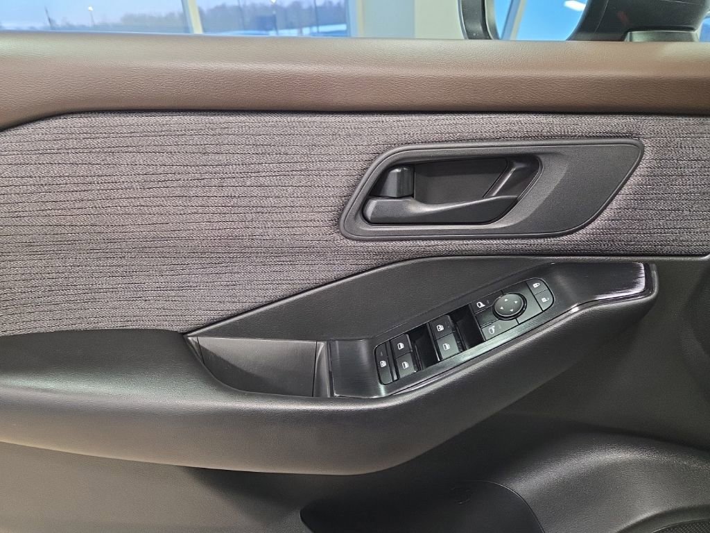 Used 2023 Nissan Rogue S image 11