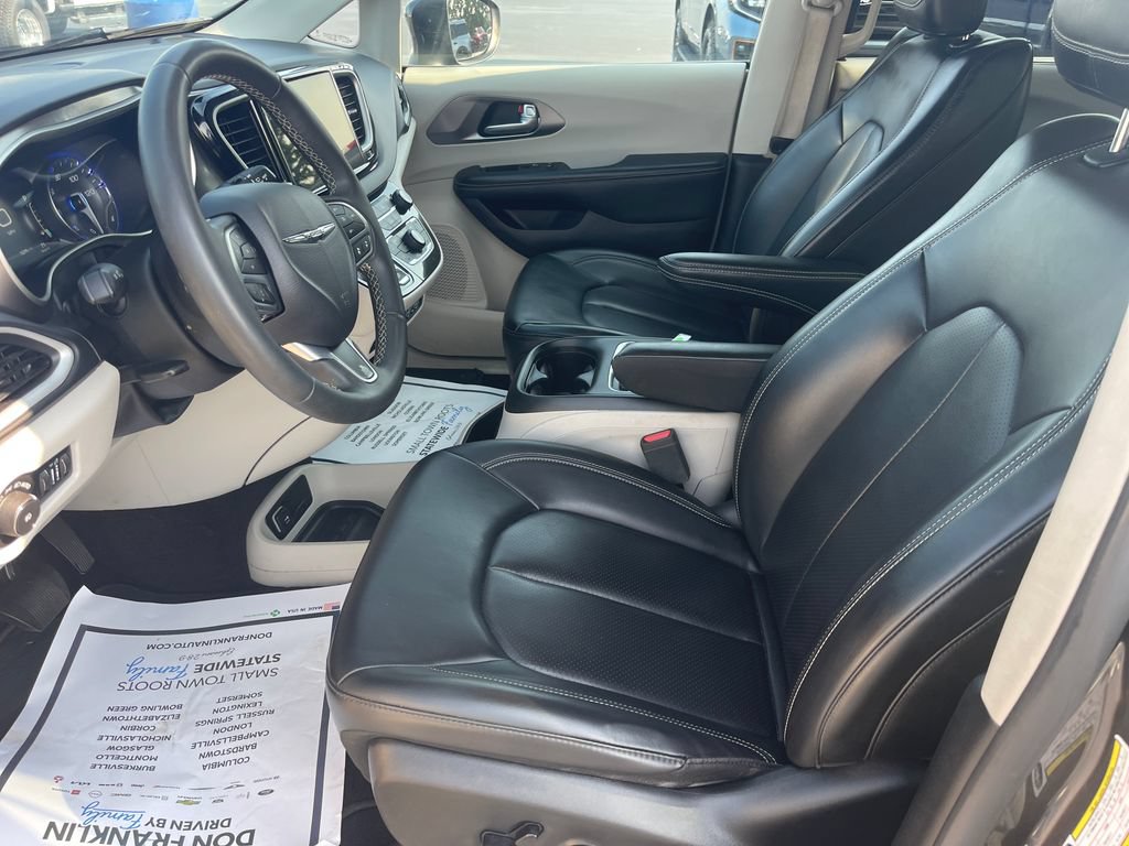 Used 2023 Chrysler Pacifica Touring-L FWD image 11