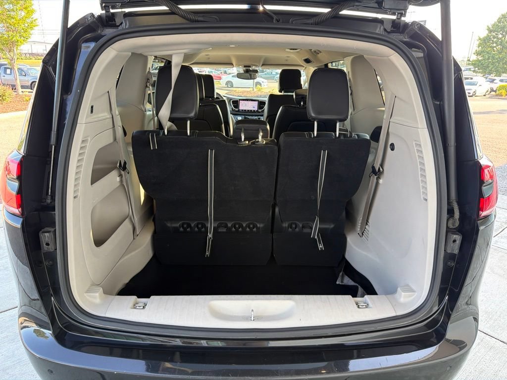 Used 2023 Chrysler Pacifica Touring-L FWD image 16