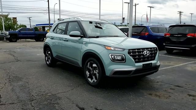Used 2025 Hyundai Venue SEL FWD image 2