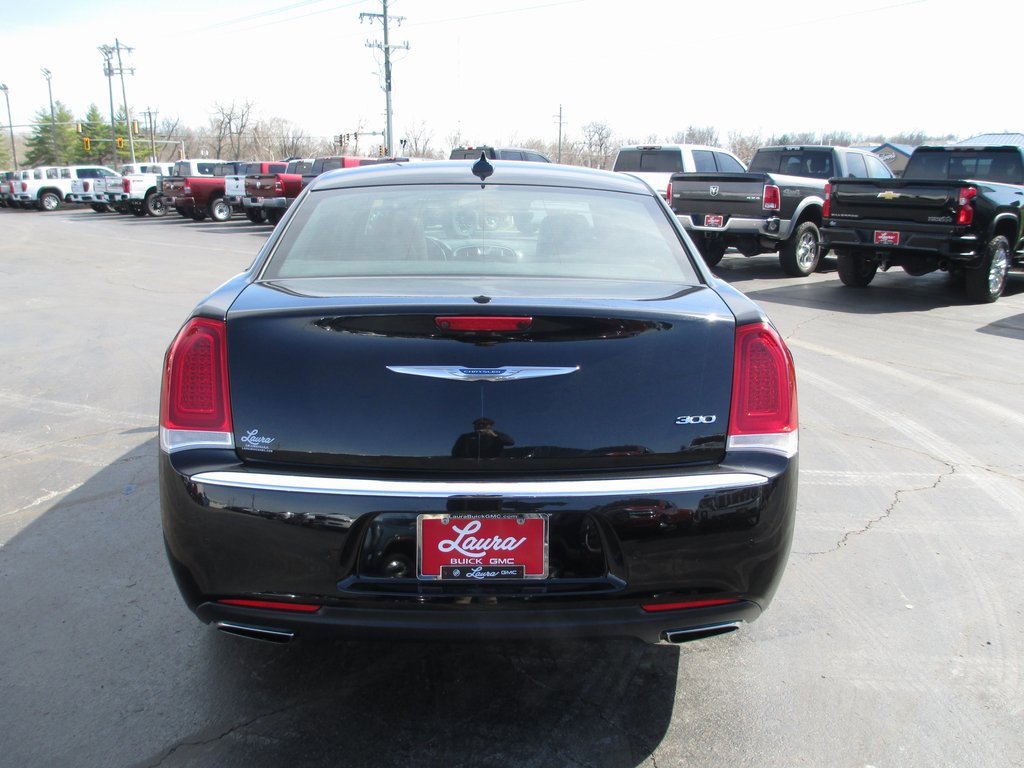 Used 2018 Chrysler 300 Limited w/ Safetytec Plus Group image 5