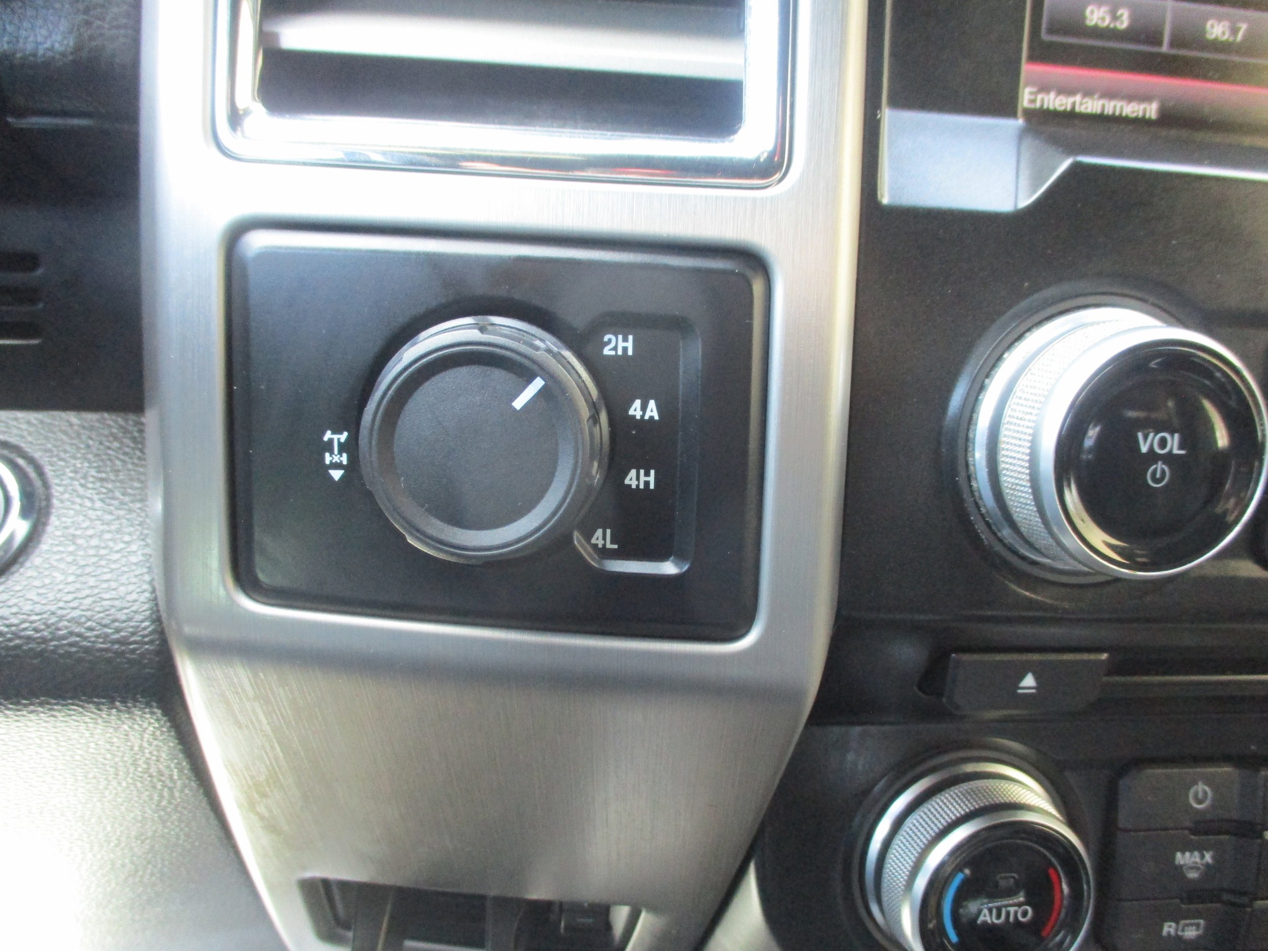 Used 2015 Ford F150 Platinum w/ Equipment Group 701A Luxury AWD/4WD image 16