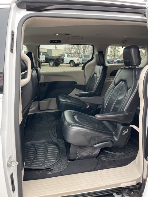 Used 2018 Chrysler Pacifica Touring-L w/ Premium Audio Group image 32