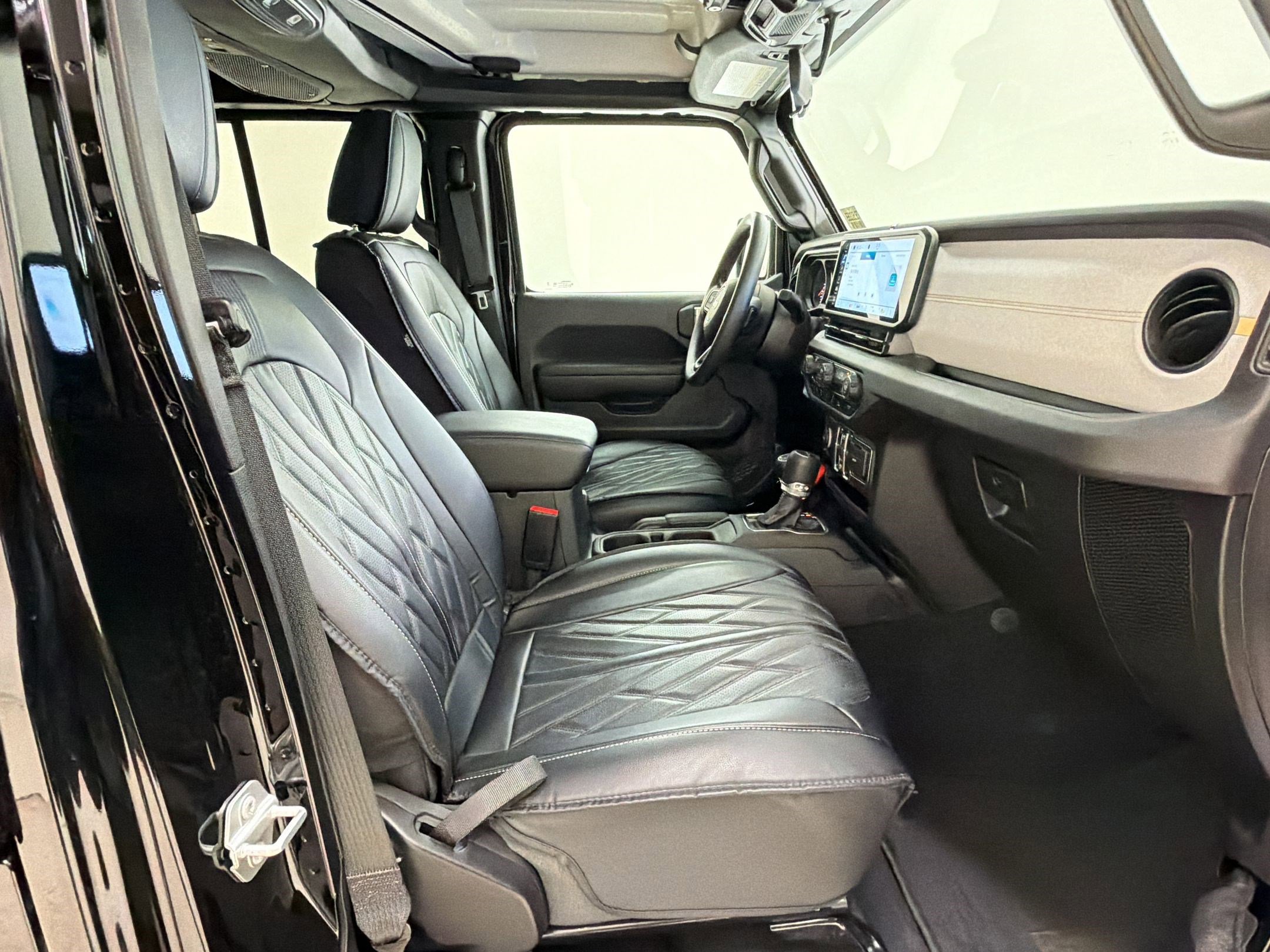 Used 2025 Jeep Gladiator Sport image 28