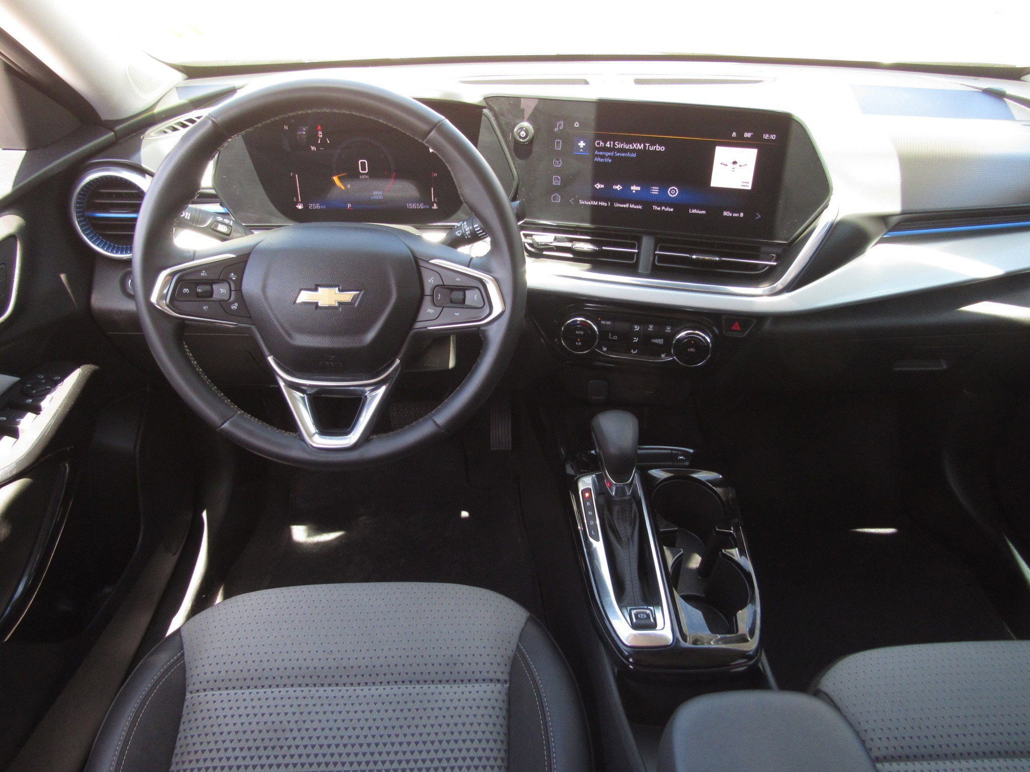 Used 2025 Chevrolet Trax LT w/ LT Convenience Package FWD image 16