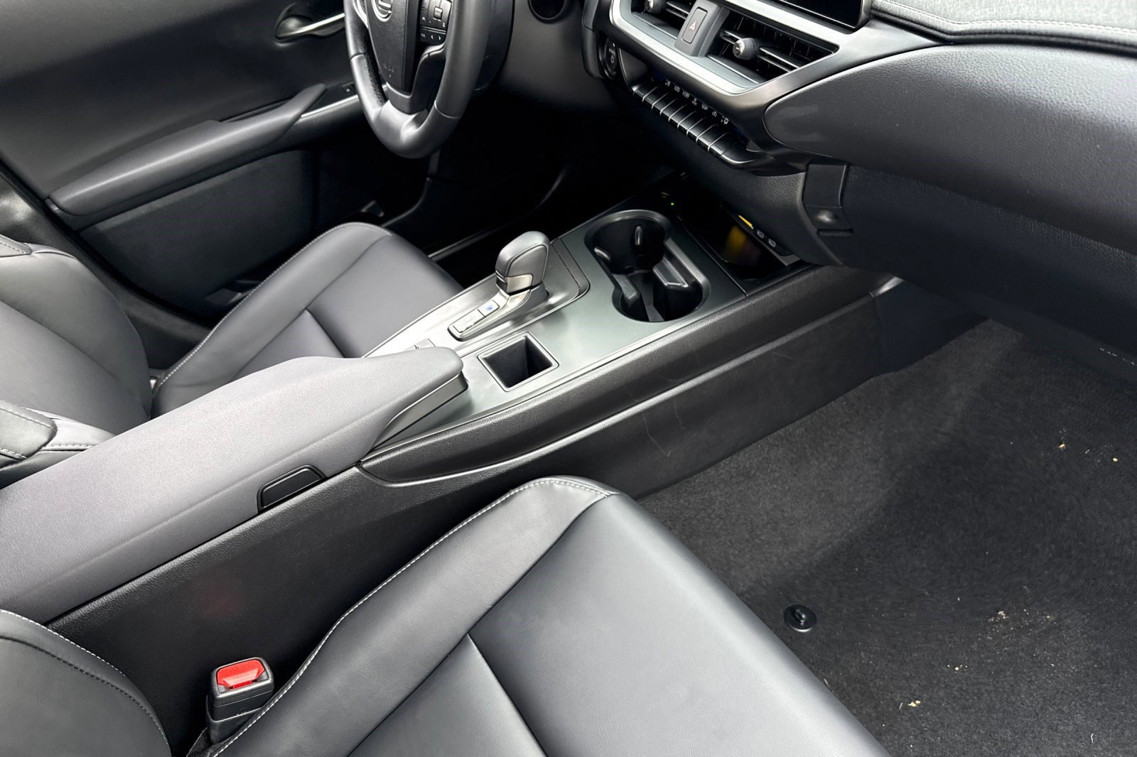 Certified 2025 Lexus UX 300h FWD w/ Accessory Package (Z2) image 31