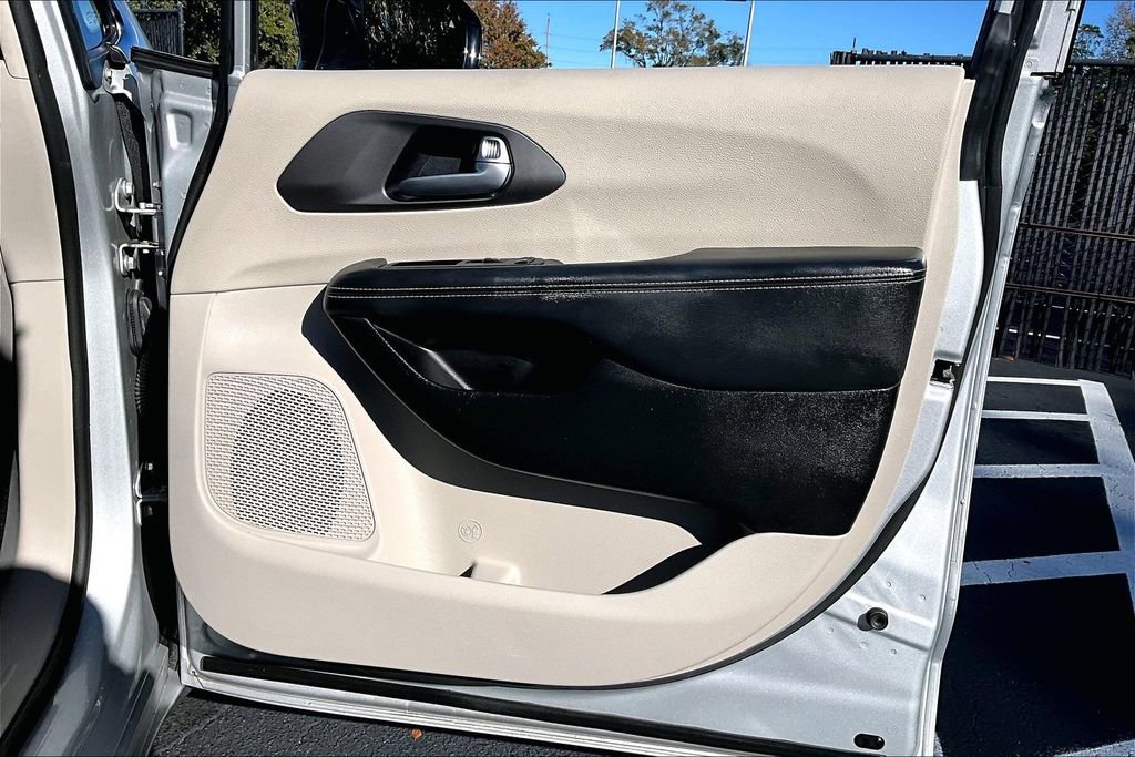 Used 2024 Chrysler Pacifica Touring-L image 27