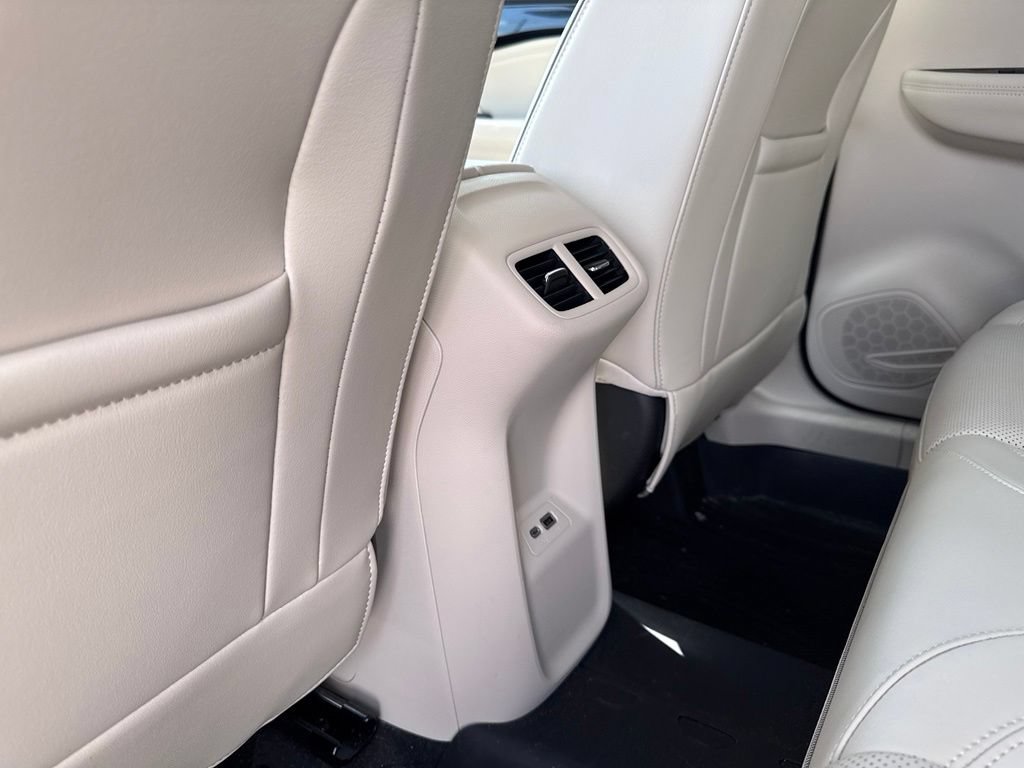 Used 2023 Buick Envision Essence AWD/4WD image 34