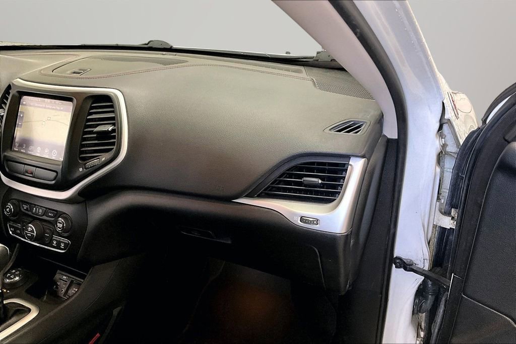 Used 2016 Jeep Cherokee Trailhawk w/ Leather Interior Group AWD/4WD image 26