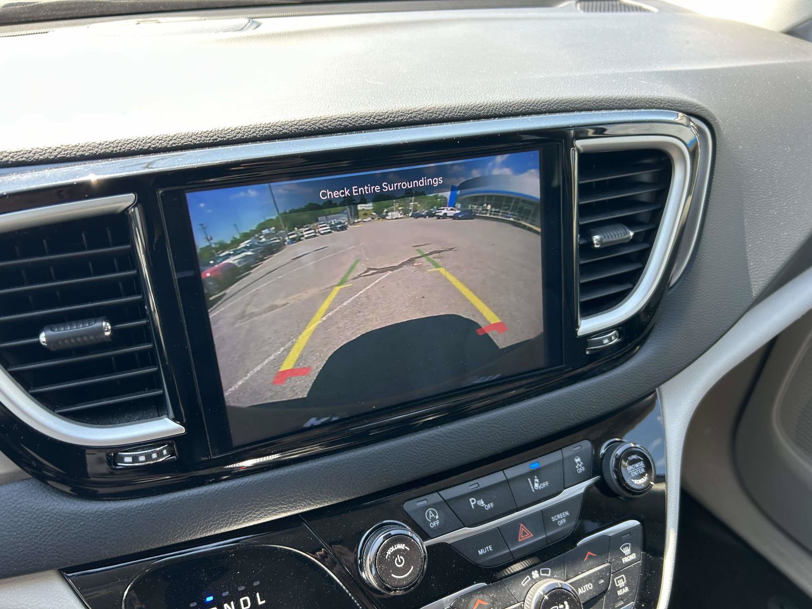 Used 2023 Chrysler Pacifica Touring-L FWD image 23