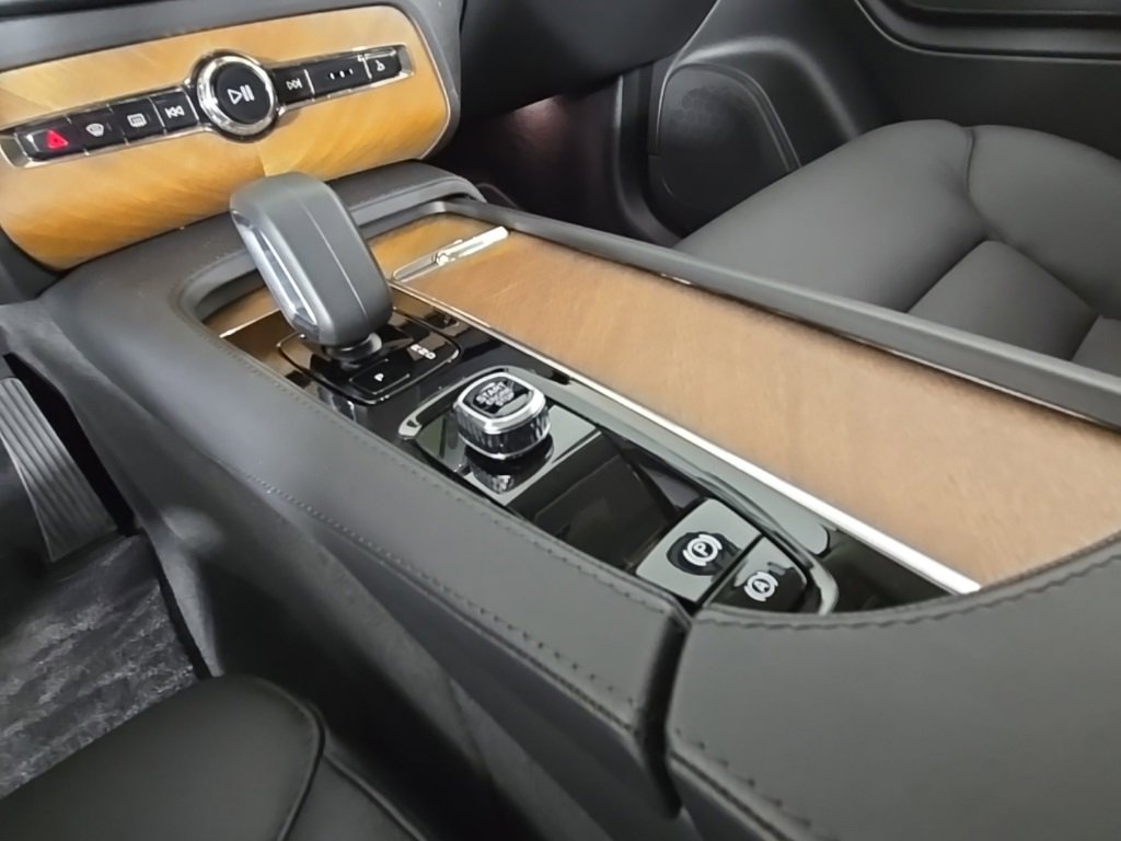 Certified 2025 Volvo XC90 T8 Plus image 20