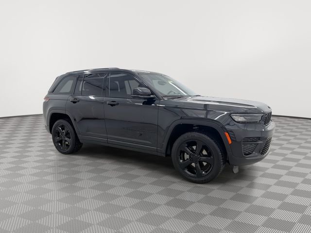 Used 2024 Jeep Grand Cherokee Altitude AWD/4WD image 13