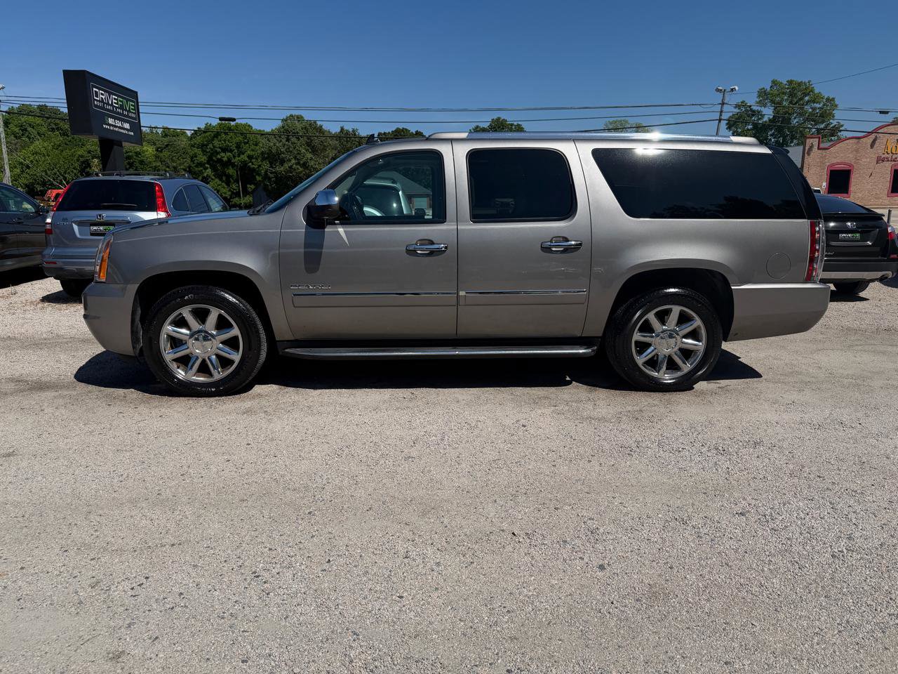 Used 2012 GMC Yukon XL Denali RWD image 2