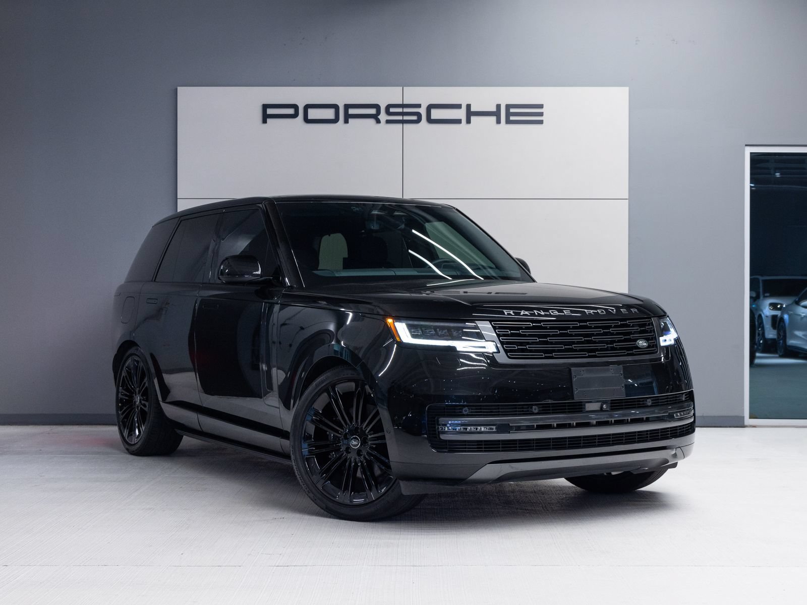 Used 2025 Land Rover Range Rover SE AWD/4WD image 9