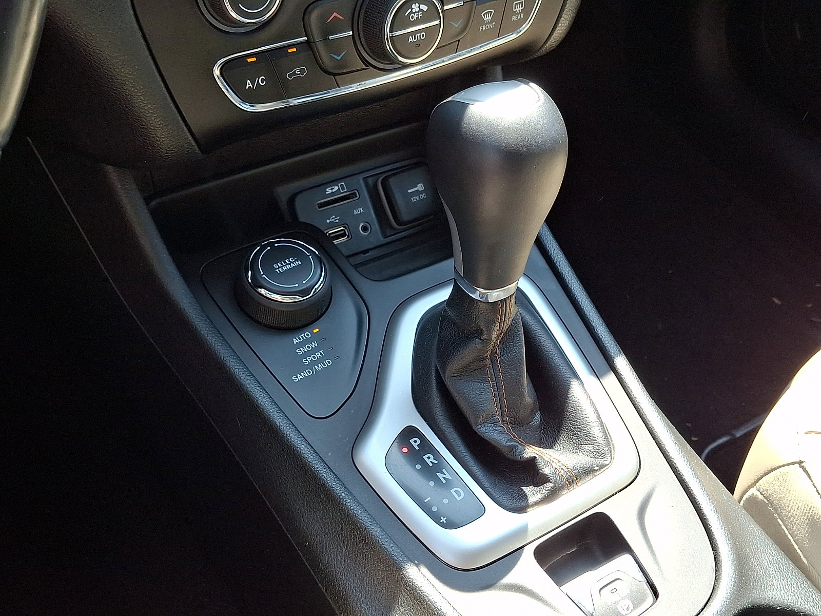 Used 2018 Jeep Cherokee Limited AWD/4WD image 16
