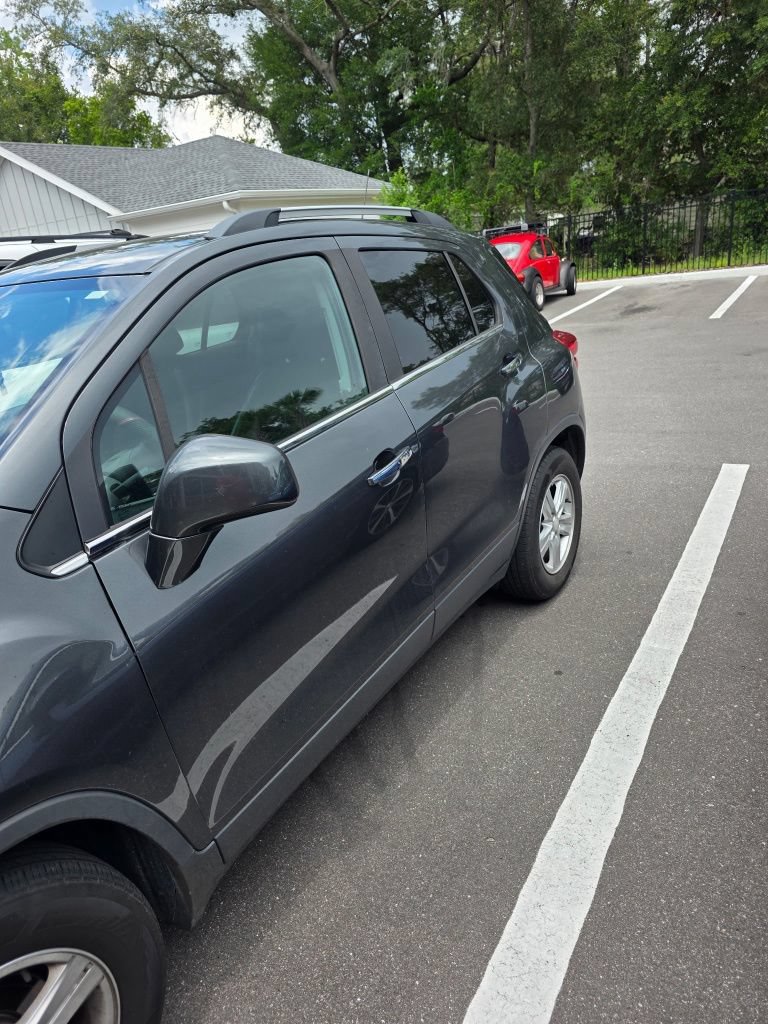 Used 2019 Chevrolet Trax LT w/ LT Convenience Package FWD image 3