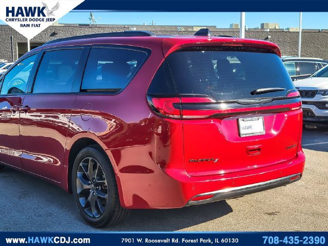 Used 2025 Chrysler Pacifica Limited FWD image 6