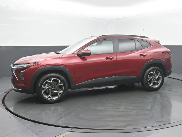 Used 2024 Chevrolet Trax LT w/ Sunroof Package FWD image 2