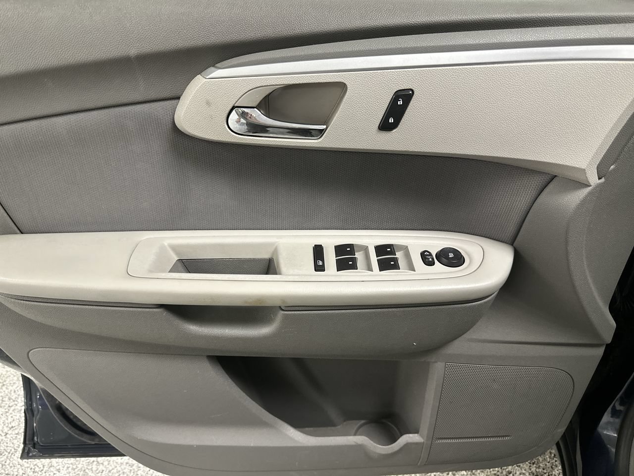 Used 2012 Chevrolet Traverse LS FWD image 11