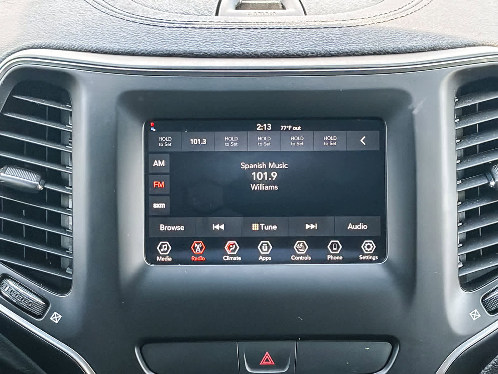 Used 2019 Jeep Cherokee Latitude Plus w/ Cold Weather Group AWD/4WD image 13