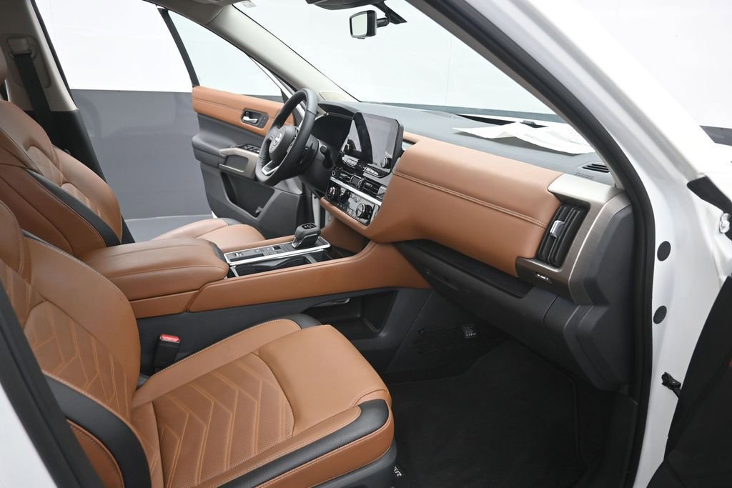 Used 2024 Nissan Pathfinder Platinum FWD image 16