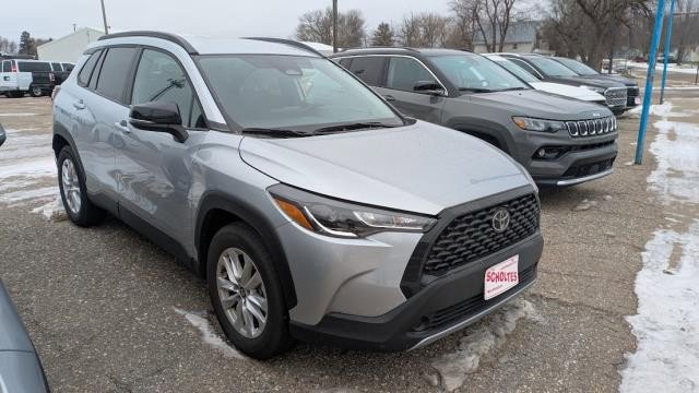 Used 2025 Toyota Corolla Cross LE image 2