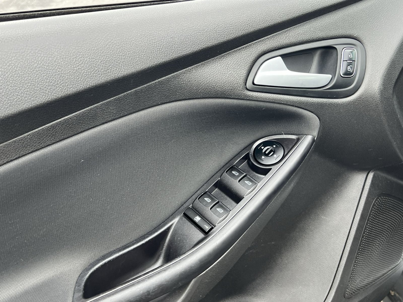 Used 2015 Ford Focus SE w/ SE Cold Weather Package FWD image 15