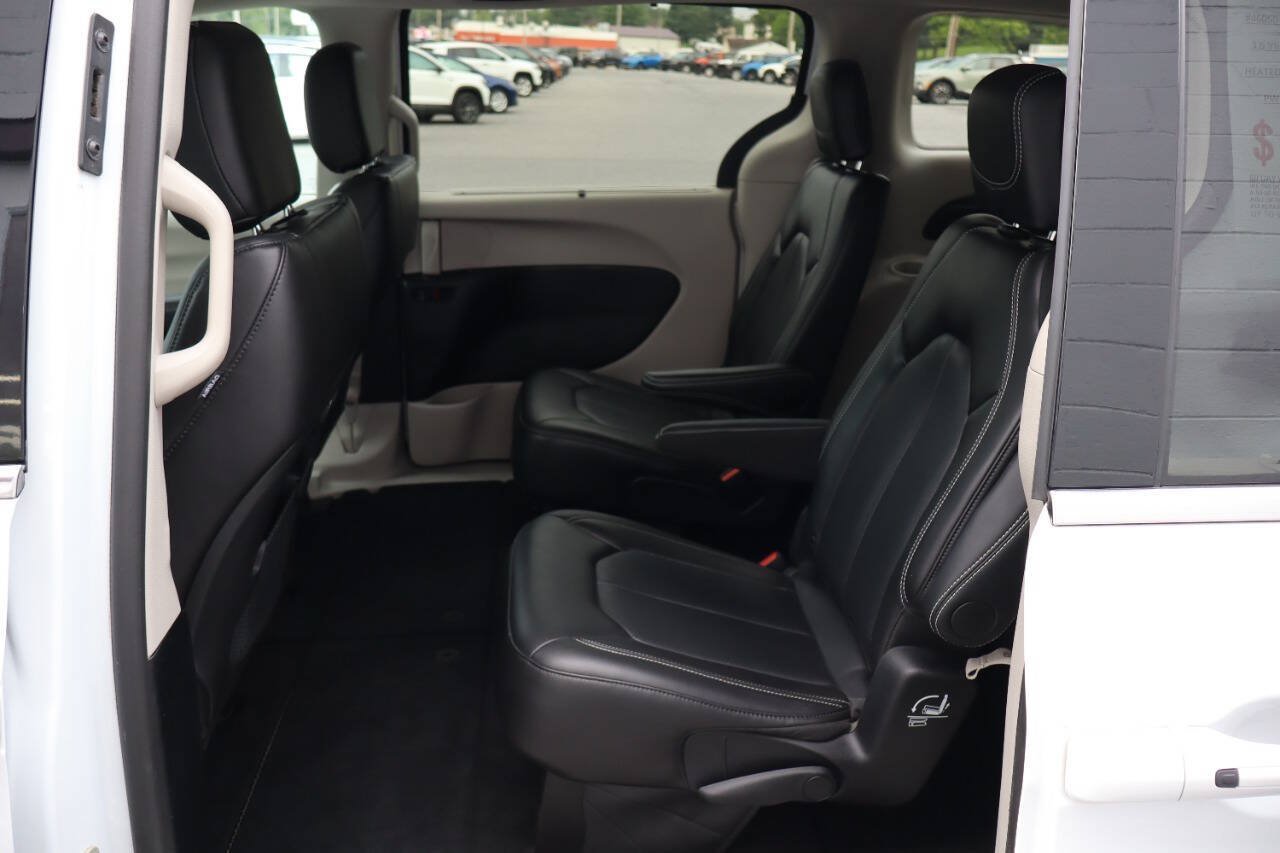 Used 2024 Chrysler Pacifica Touring-L FWD image 5