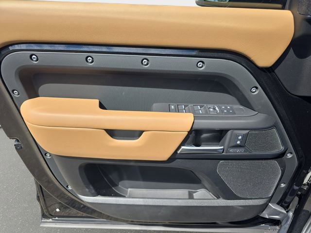 New 2026 Land Rover Defender 130 X-Dynamic SE image 19