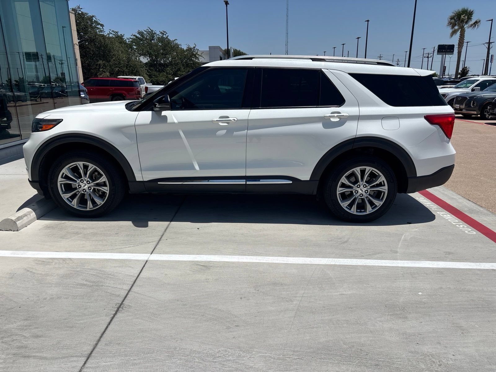 Used 2022 Ford Explorer Limited w/ Equipment Group 301A AWD/4WD image 7